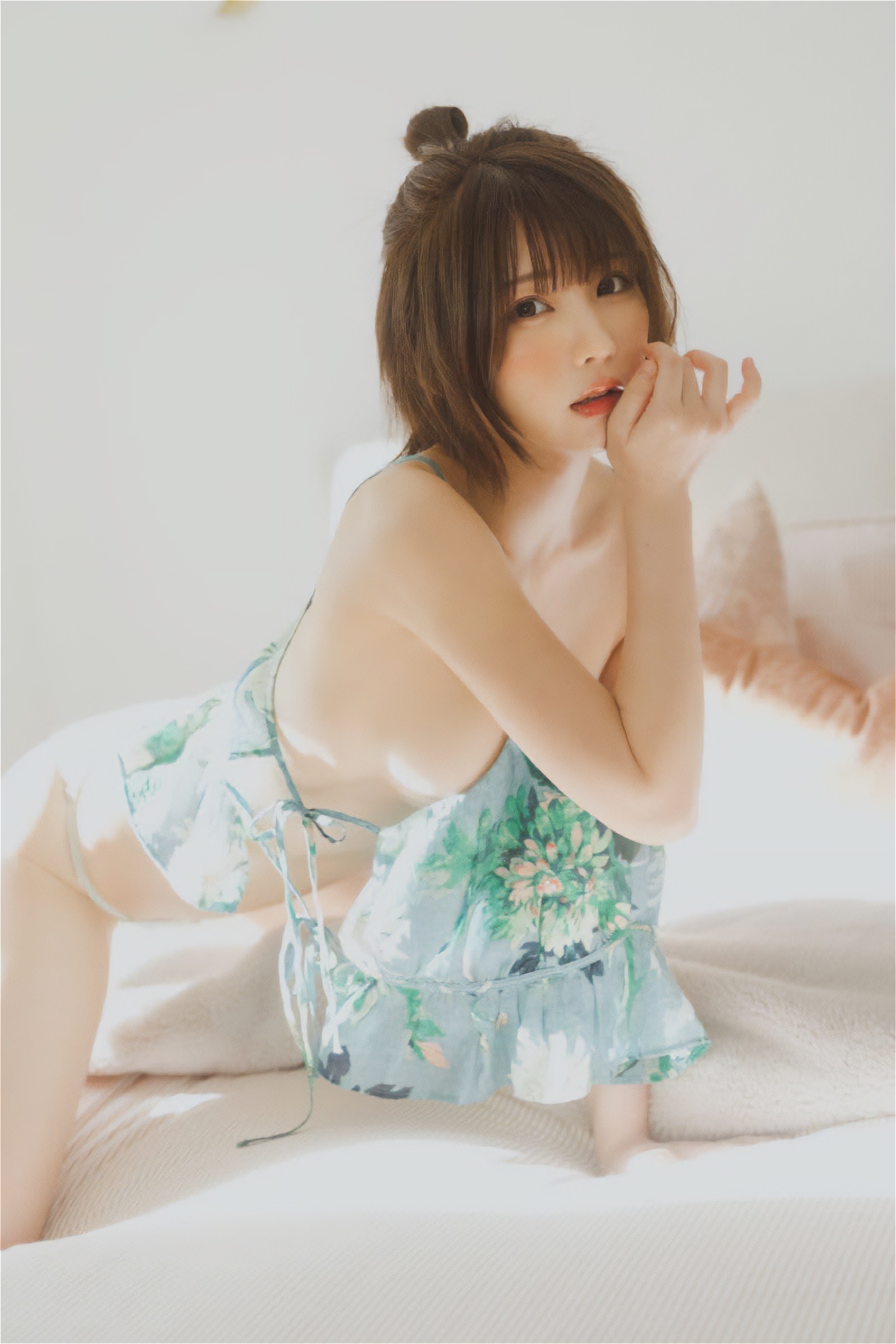【高画質】上半身ヌード腕ブラ表紙で話題沸騰！えなこ写真集『エピローグ』が140万インプレッション突破の理由