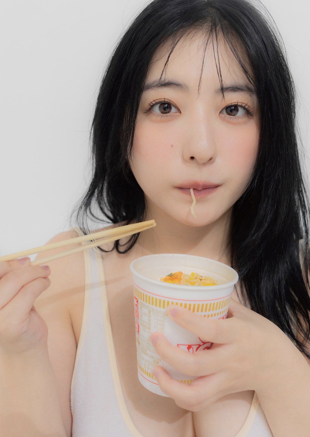 みかんをおっぱいで挟む自由奔放さ！ 麻倉瑞季の"過去一"盛れた『肌水』に青少年大歓喜！