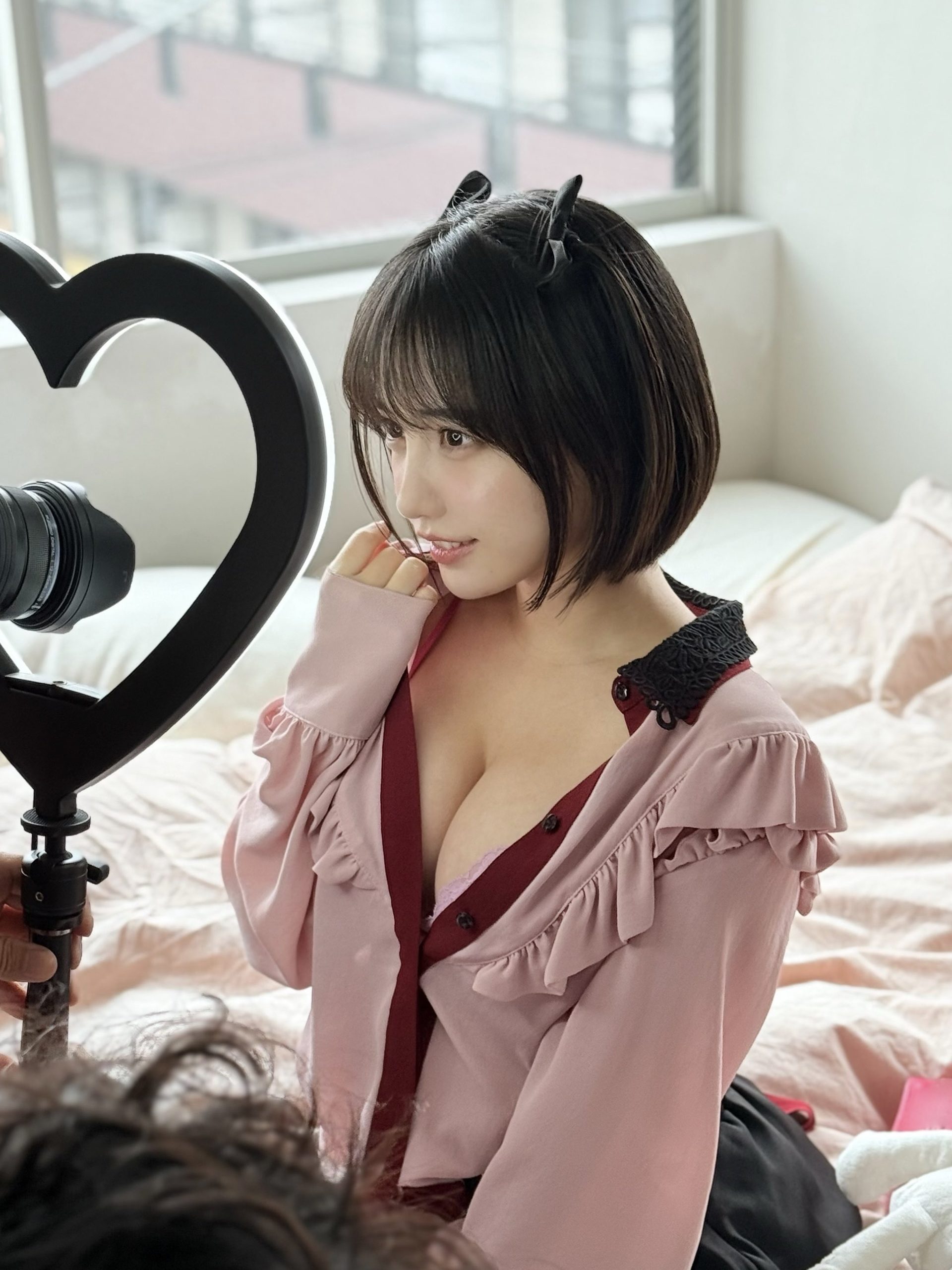 INUWASI・はのんまゆがグラビア写真集で見せた「琥珀色の瞳と軟乳」の誘惑